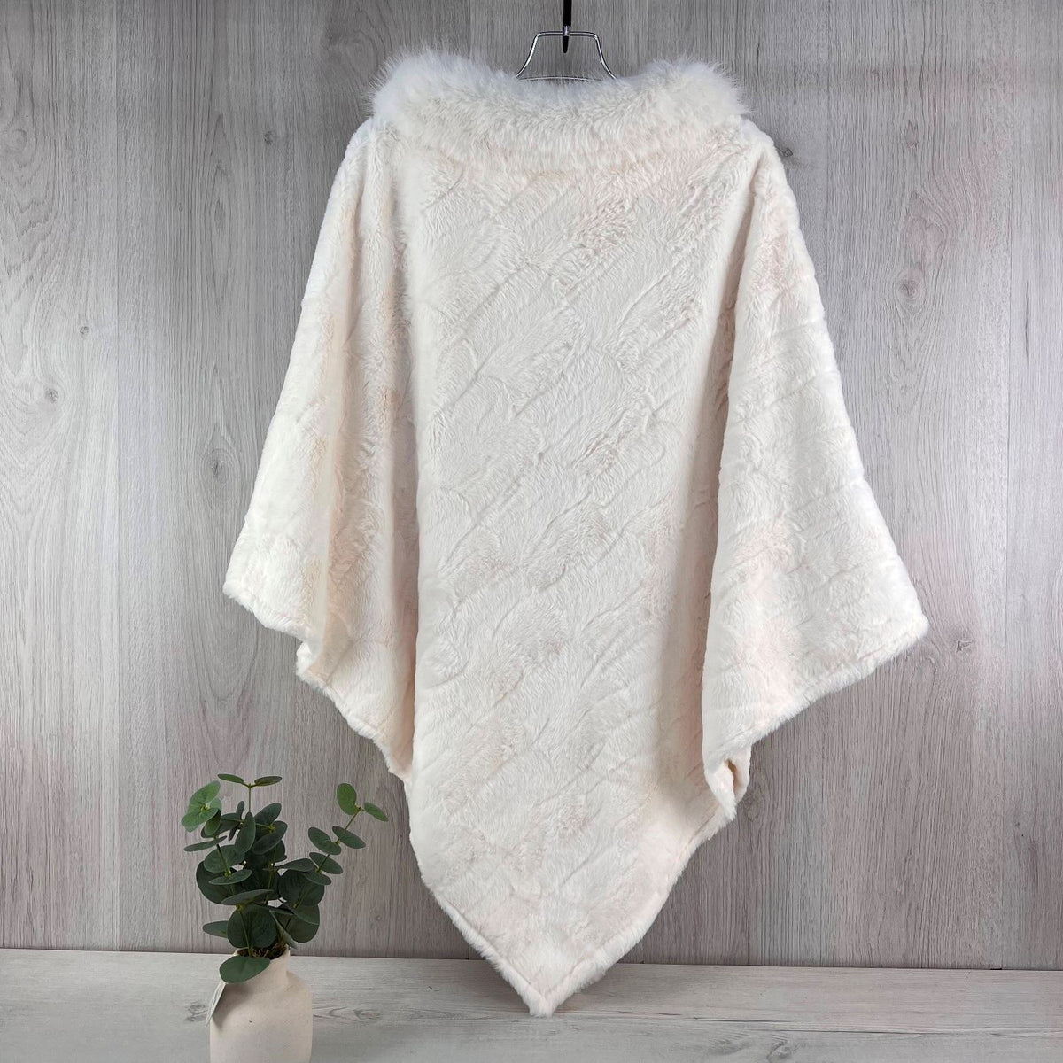 Poncho: Winter Faux Fur - Cream