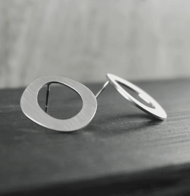 Earrings: Stud Organic Open Circle Scratched ALAYA - Silver Plated - Dansk