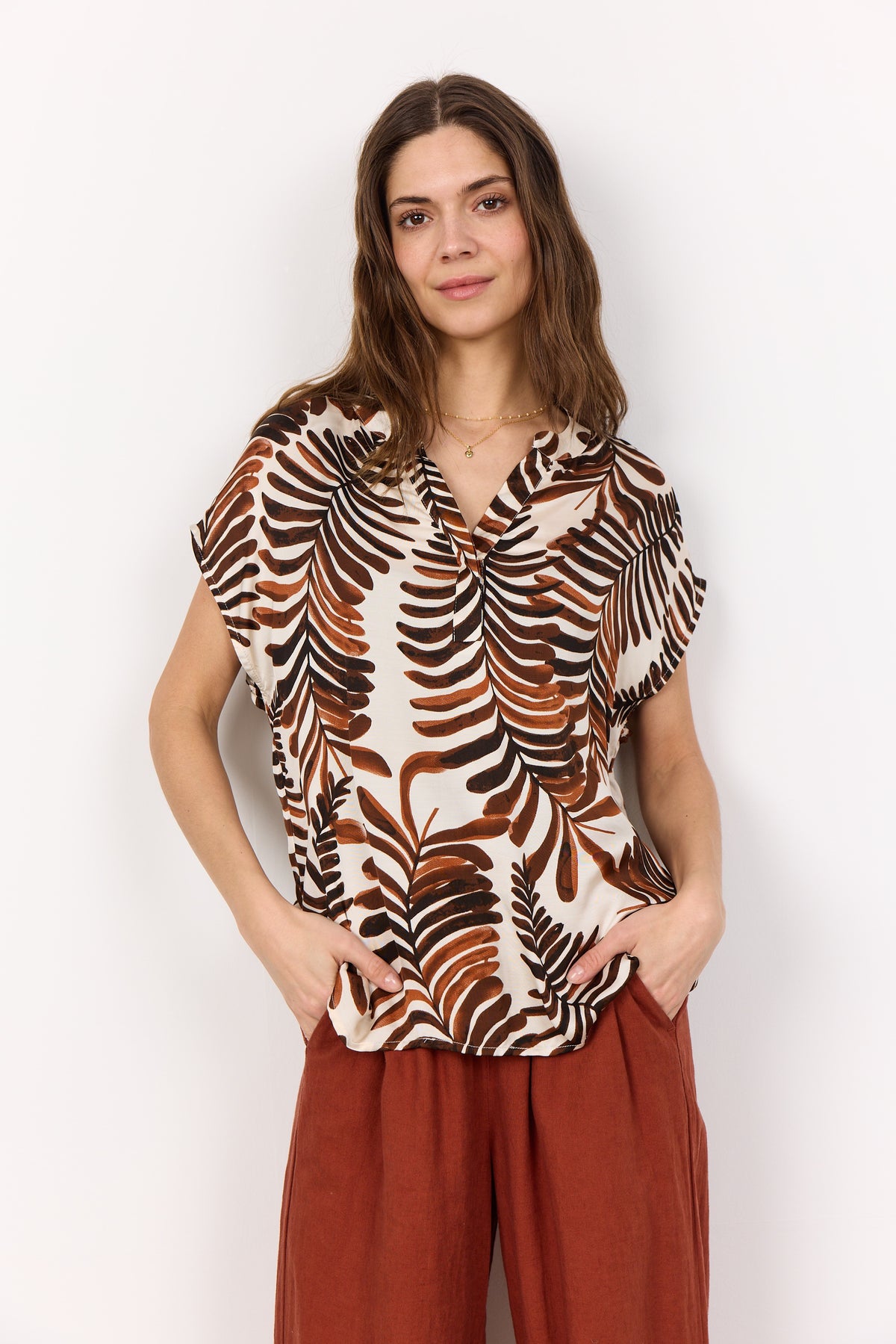 TOP: VISCOSE V Neck Short Sleeve Leaf Print ROCHEL - CHOCOLATE BROWN - Soya Concept