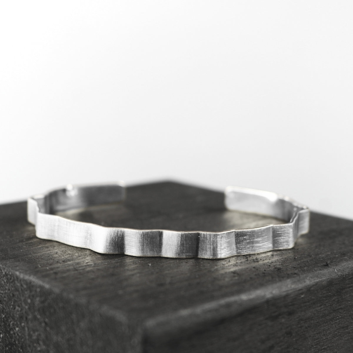 Bracelet: Cuff Wave Narrow Scratched ALAYA - Silver Plated - Dansk