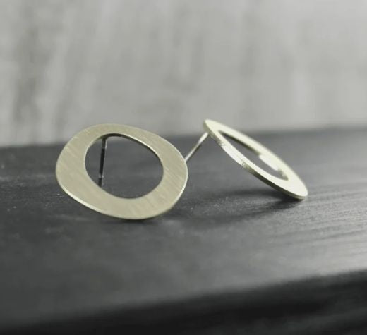 Earrings: Stud Organic Open Circle Scratched ALAYA - Gold Plated - Dansk