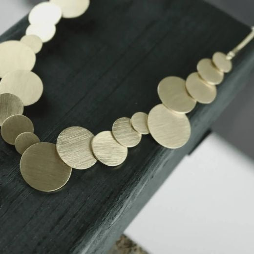 Necklace: Short Chunky Multi Size Overlapping Circles Scratched TARA - Gold Plated - Dansk
