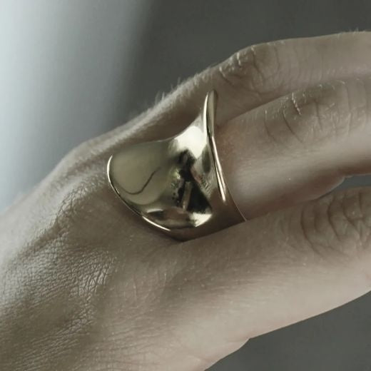 Ring: Waterproof Curvey Shiny COURAGE - Gold Plated - Dansk - Size Large