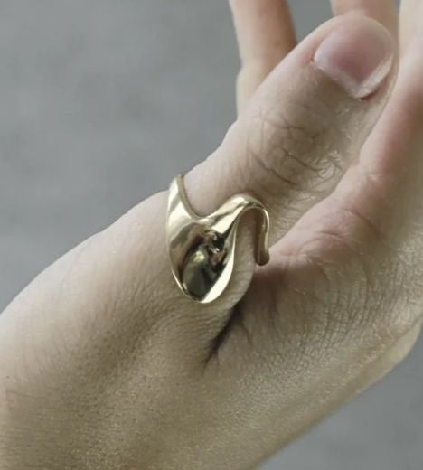 Ring: Waterproof Wavy Shiny COURAGE - Gold Plated - Dansk - Size Large