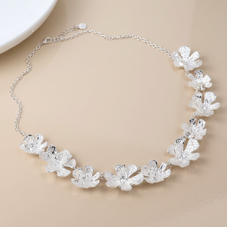 Necklace: Collar Textured Floral Blooms - Silver Plated - POM