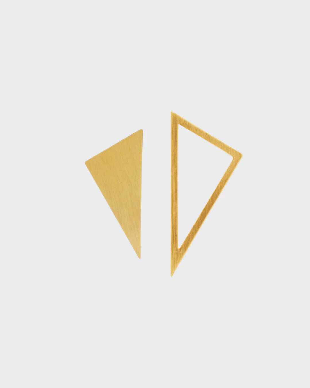 Earrings: Studs Triangle Solid & Open Matt Scratched Theia  - Gold Plated - DANSK