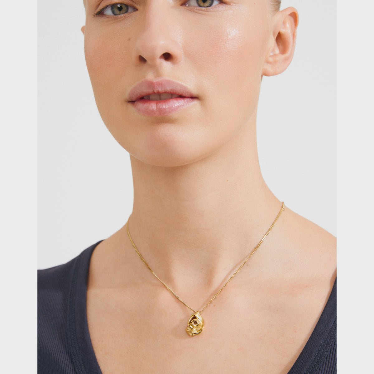 Necklace: Short Chain Glossy Rose Pendant RIYAN - Gold Plated - Pilgrim