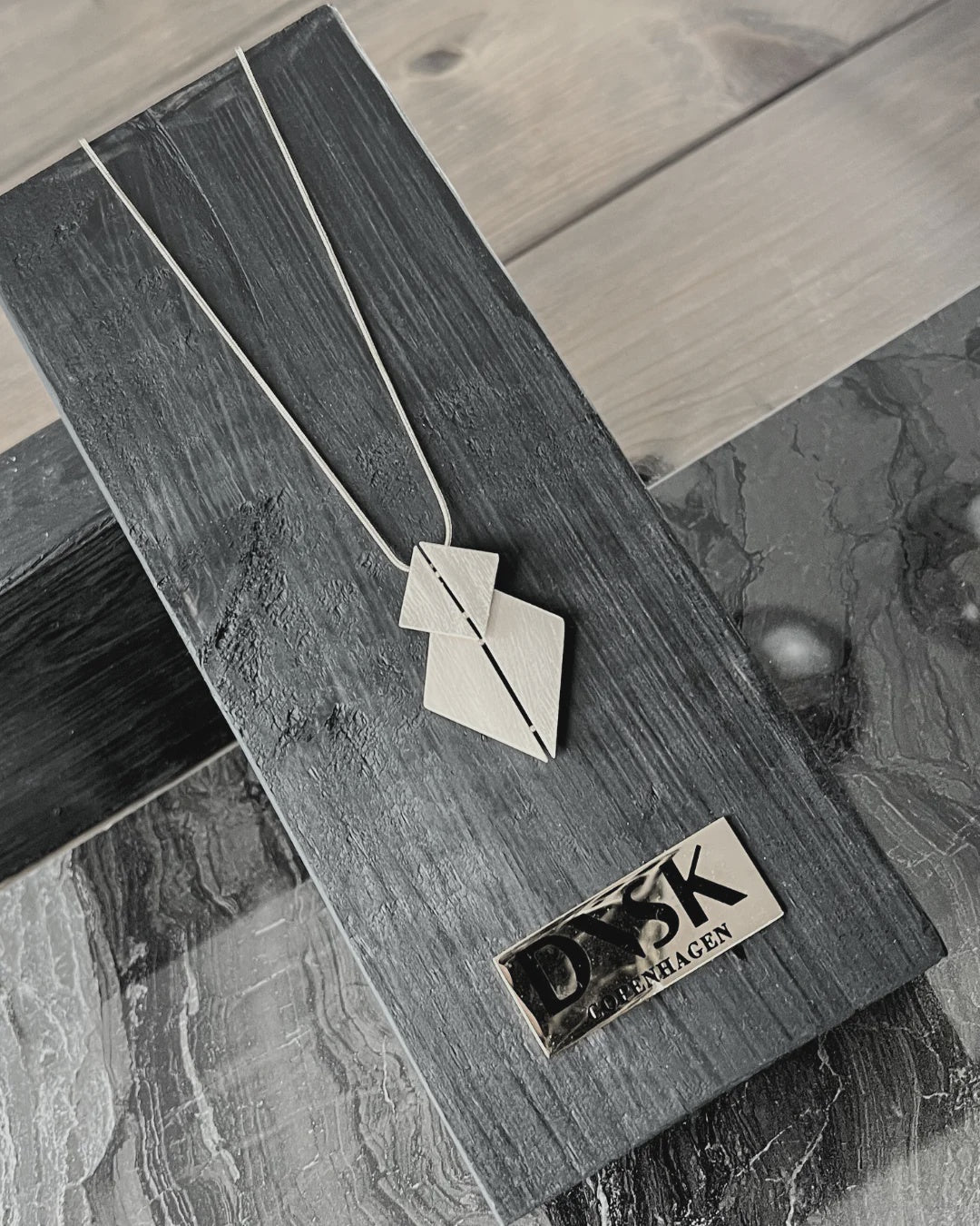 Necklace: Adjustable Long Triangles Diamond Matt Scratched Theia  - Gold Plated - DANSK