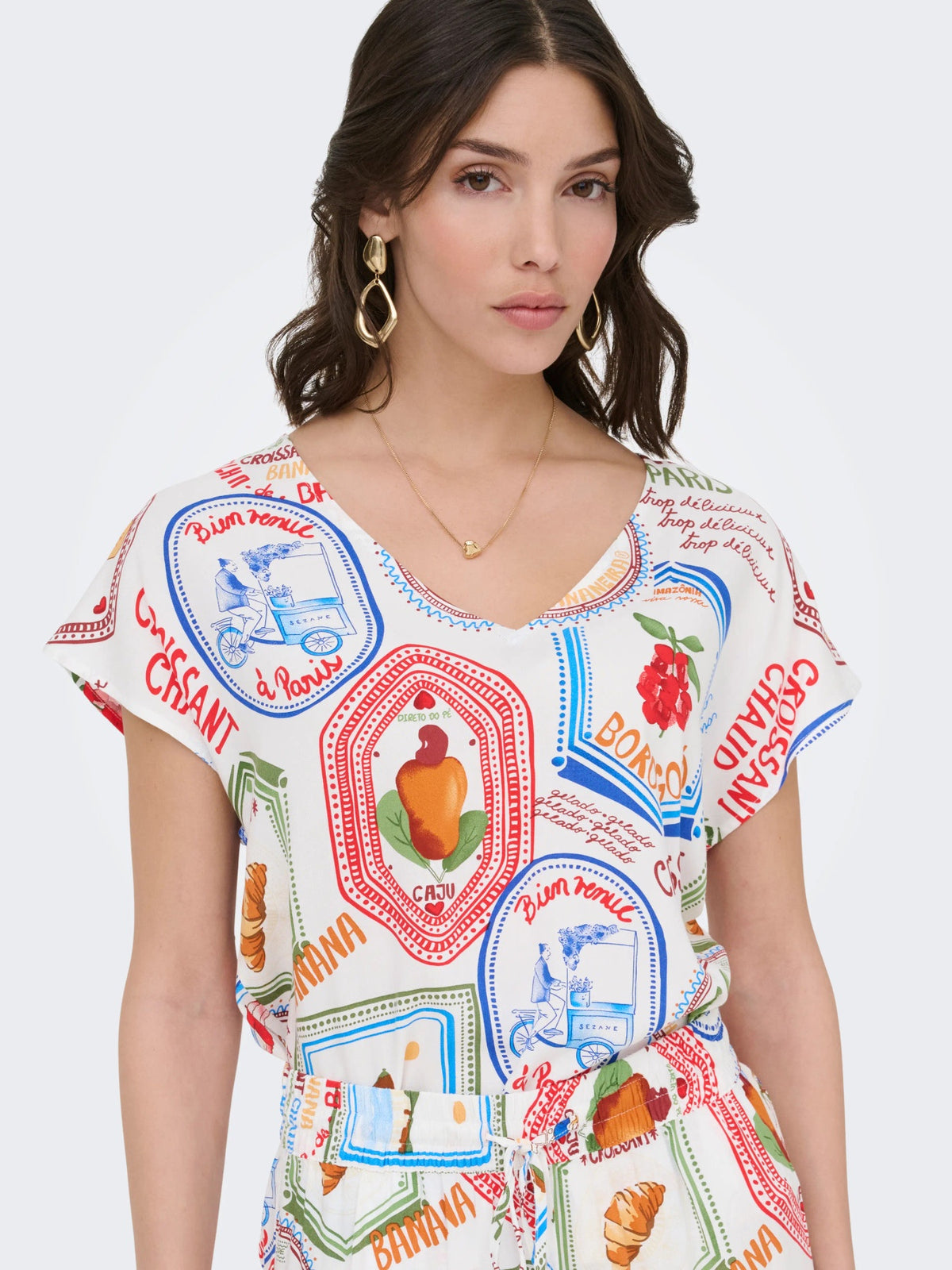 T-Shirt: ECOVERO V Neck Cap Sleeve  POSTCARD STAR SEZEN  - Cloud Dancer White - JDY