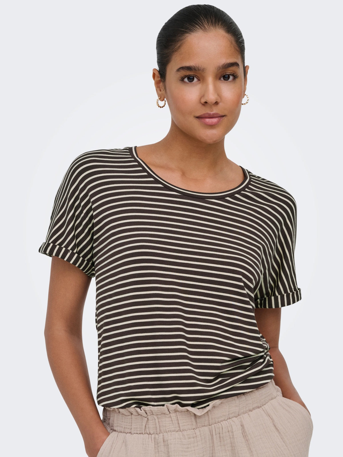T-Shirt: Viscose Round Neck Stripe SISSY  - Chocolate Cream - JDY