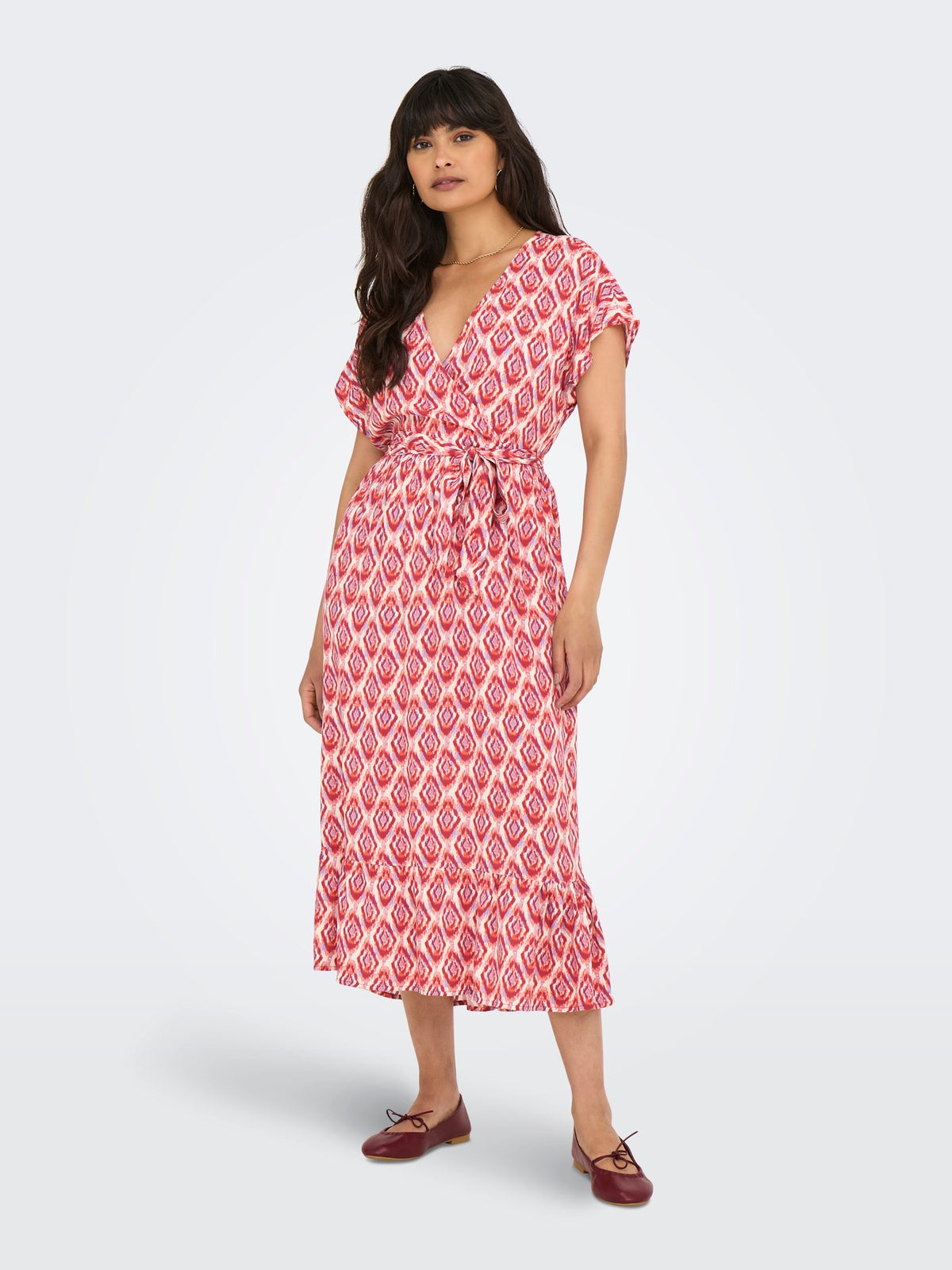 Long dress: ECOVERO Short Sleeve V Neck Tie Waist Diamond Print ZILLA - Red - ONLY