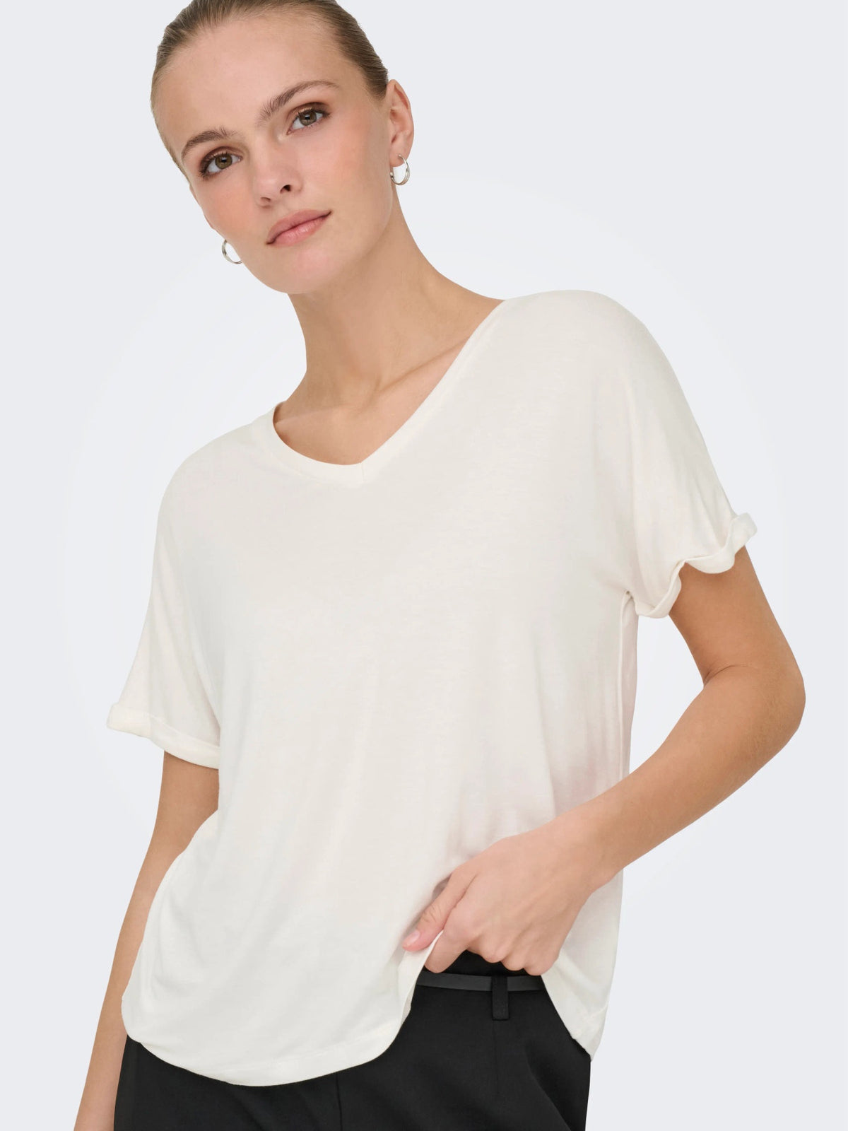 T-Shirt: Viscose V Neck Short Sleeve SISSY  - Cloud Dancer White - JDY