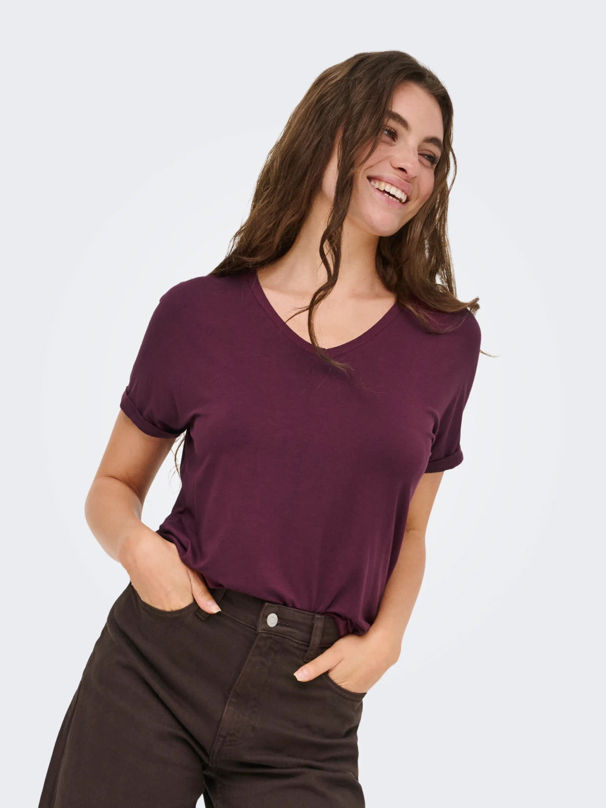 T-Shirt: Viscose V Neck Short Sleeve SISSY  - Windsor Wine Red - JDY