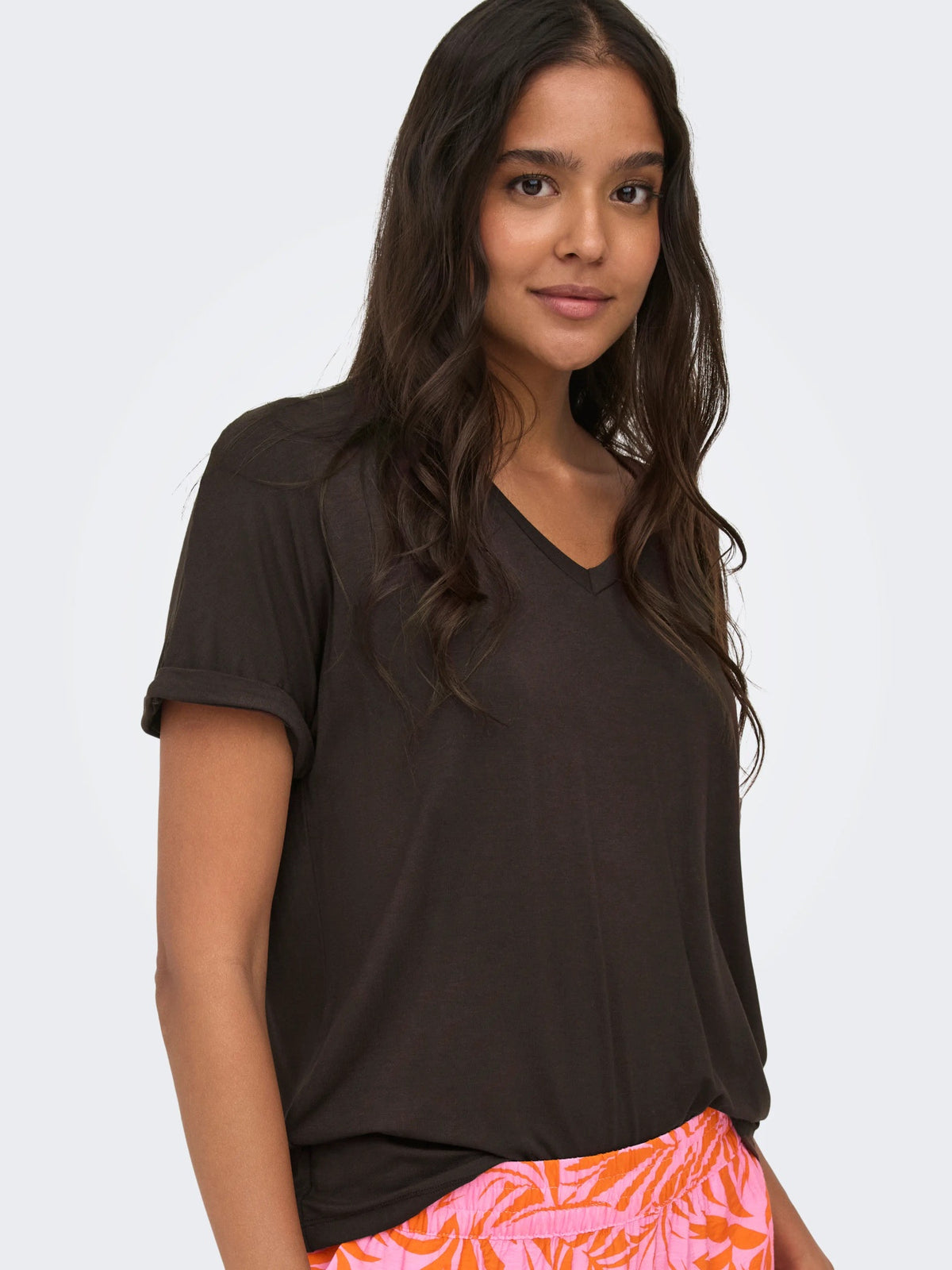 T-Shirt: Viscose V Neck Short Sleeve SISSY  - Chocolate Brown - JDY