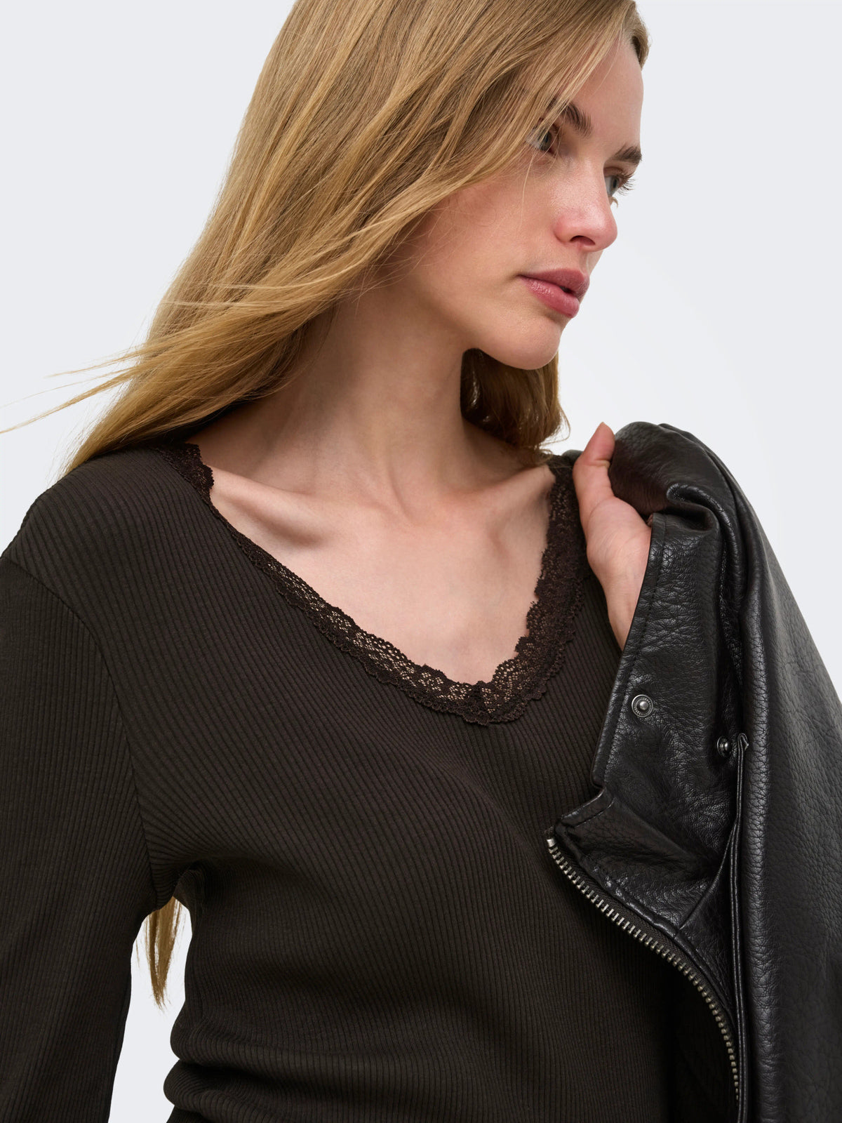 Top: Ribbed Organic Cotton Long Sleeve V Neck Lace SARA - Chocolate Brown - ONLY