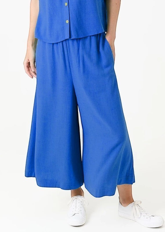 Antique Rose Boutique blue linen viscose wide-leg culottes with an elasticated waistband and side pockets.