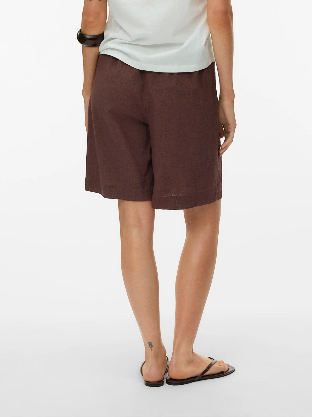 Antique Rose Boutique Vero Moda brown linen blend Bermuda shorts viewed from the back on a model