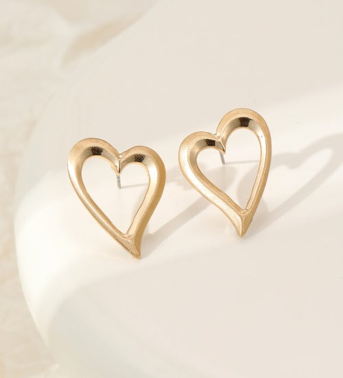 Earrings: Stud Open Brushed Hearts - Gold - Gracee