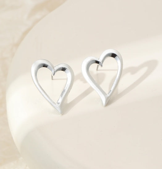 Earrings: Stud Open Brushed Hearts - Silver - Gracee