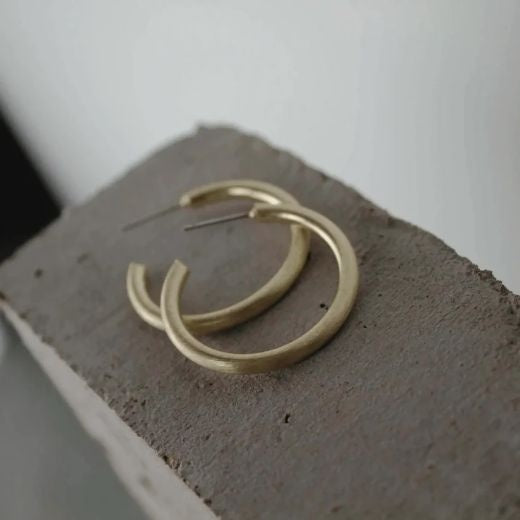 Earrings: Stud Hoop Chunky Scratched TULA - Gold Plated - Dansk