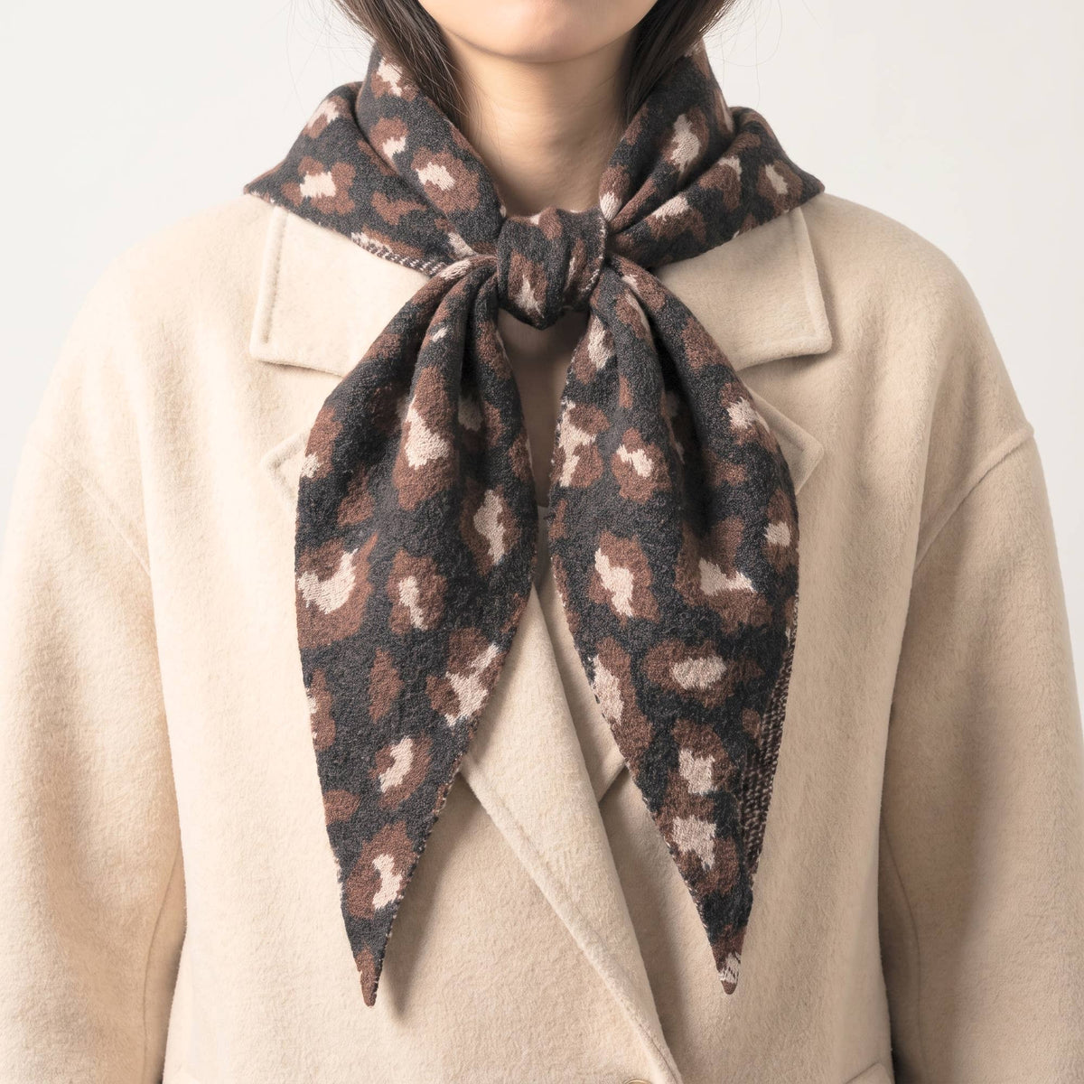 Scarf: Knitted Triangle Heavy Weight - Black Leopard -Sarta