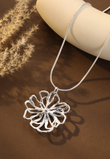 Necklace: Short Magnetic Flower Pendant - Silver - Gracee
